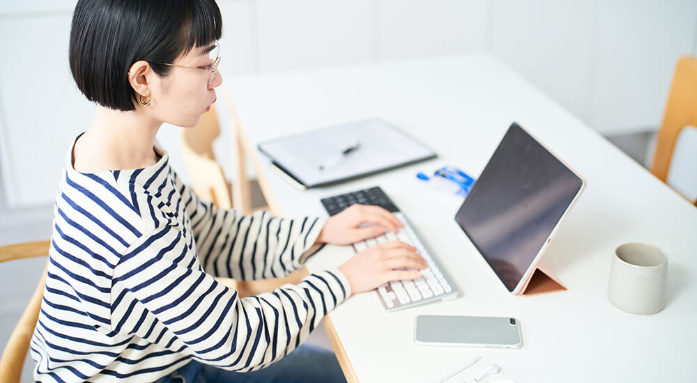 PCで仕事をしている女性