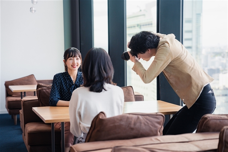 取材される女性